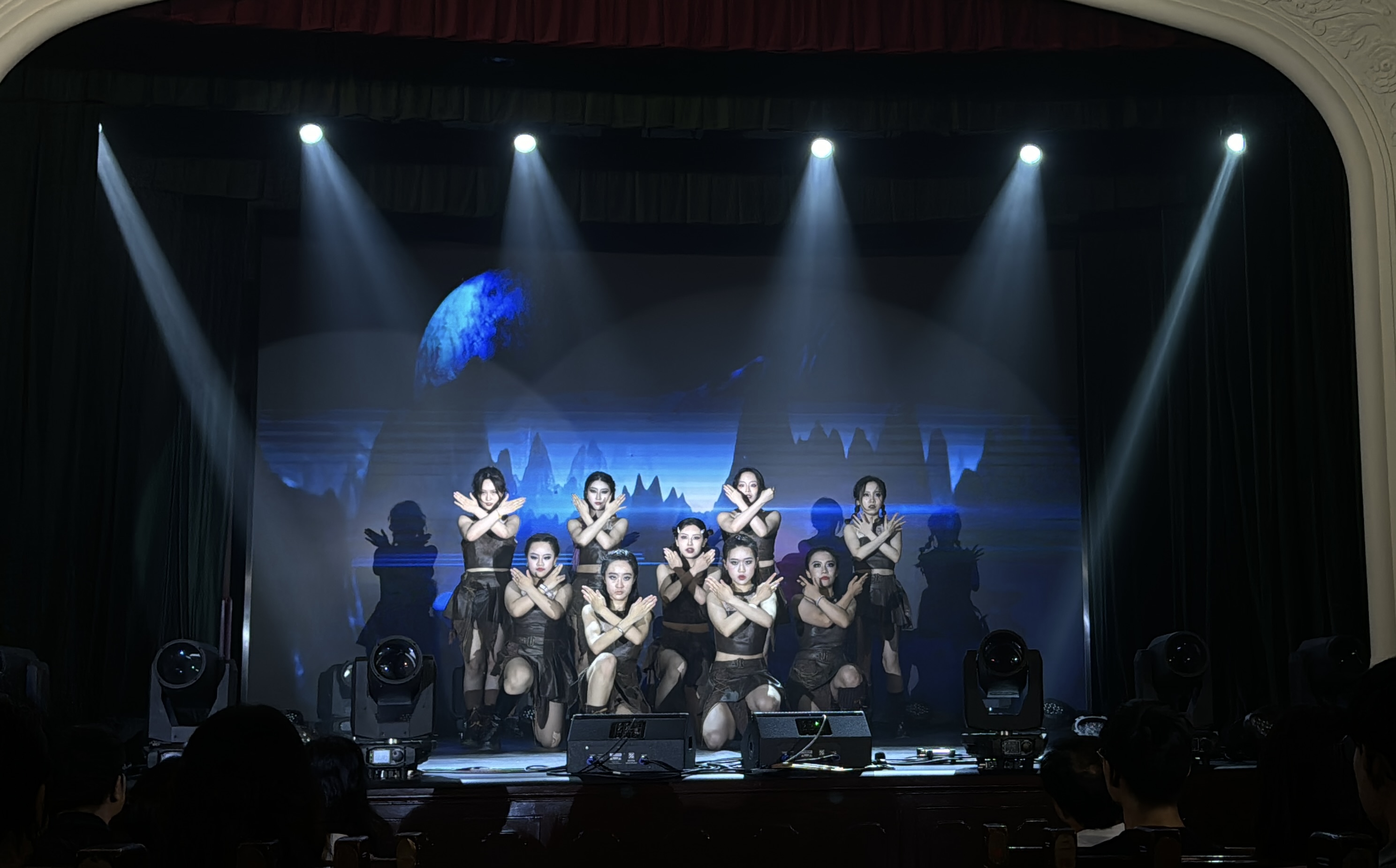 db5260b7abf54b7ab1fc1b7d75e5a6b6.jpg 协和律动舞蹈啦啦操社团-校歌赛演出.jpg